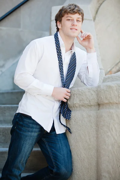 Bonito homem em enquanto camisa relaxante . — Fotografia de Stock