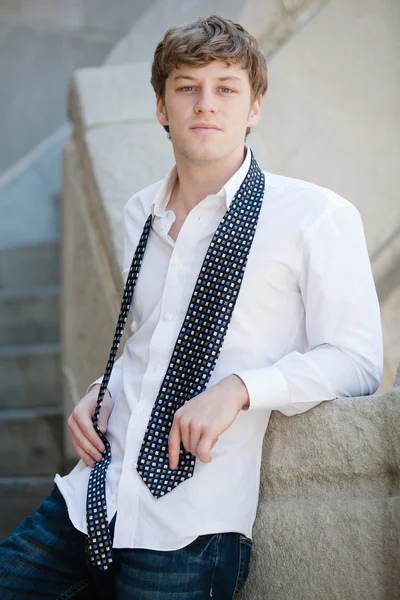 Bonito homem em enquanto camisa relaxante . — Fotografia de Stock