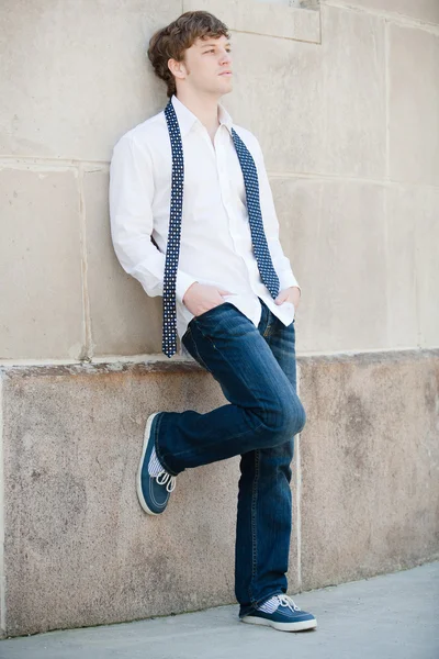 Yakışıklı erkek gömlek yorgunluk.