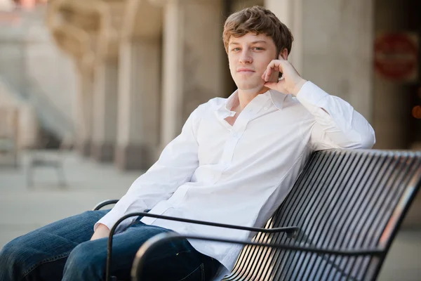 Yakışıklı erkek gömlek yorgunluk.