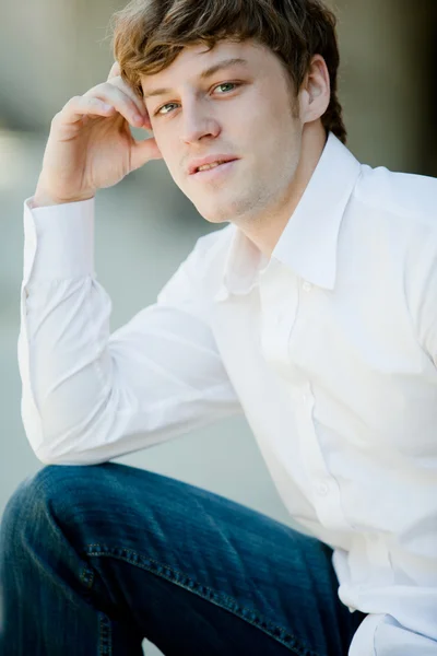 Bonito homem em enquanto camisa relaxante . — Fotografia de Stock