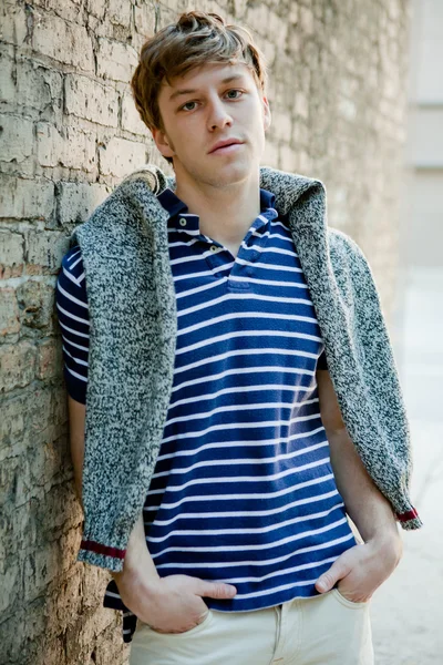 Polo gömlek rahatlatıcı yakışıklı adam.