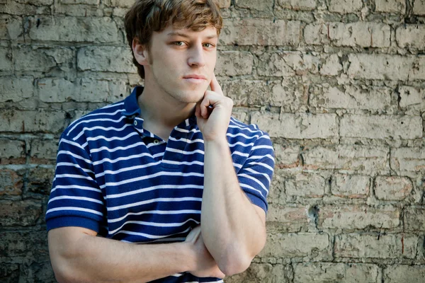 Polo gömlek rahatlatıcı yakışıklı adam.