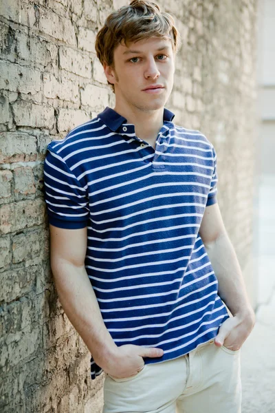 Polo gömlek rahatlatıcı yakışıklı adam.