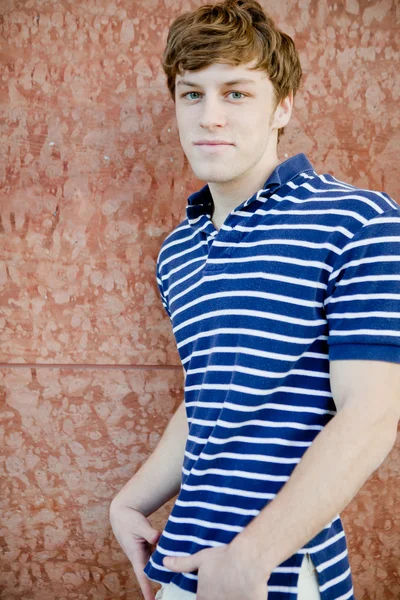 Bonito homem em polo camisa relaxante . — Fotografia de Stock