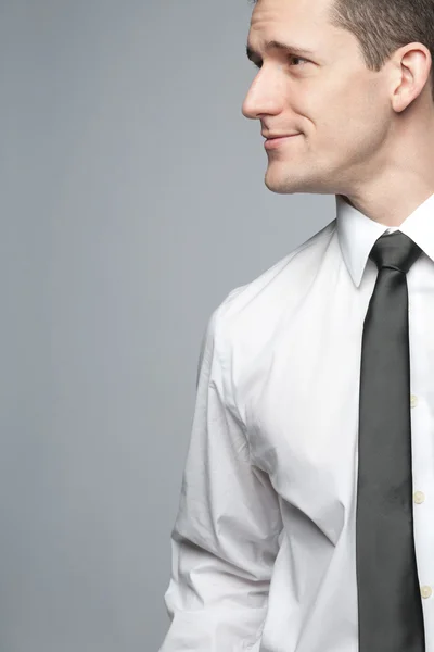 Бізнесмен в білій сорочці виражає позитивність . — стокове фото