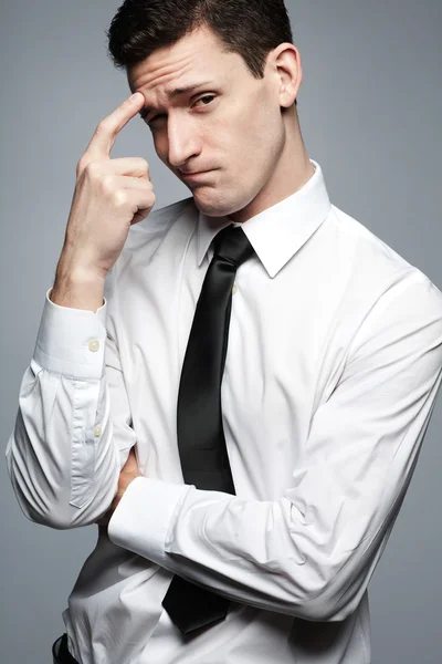 Forretningsmann i hvit skjorte som uttrykker problemer . – stockfoto