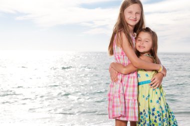 Kızlar yaz günü sahilde zevk..