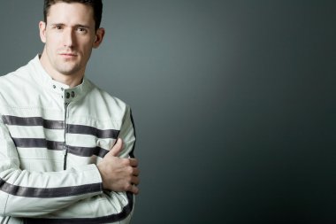 Beyaz deri ceketli yakışıklı adamı. 