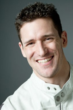 Mutlu yakışıklı beyaz deri ceketli. 