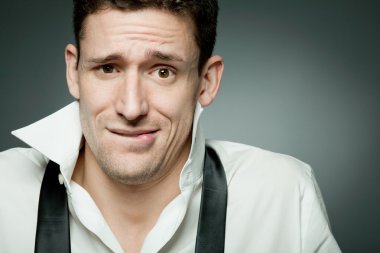 Beyaz gömlekli yakışıklı delikanlı.