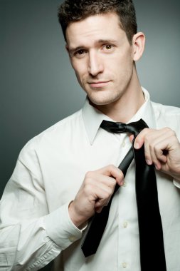 Beyaz gömlekli yakışıklı delikanlı.