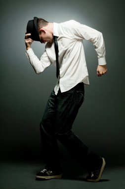 Beyaz gömlek dans yakışıklı delikanlı.