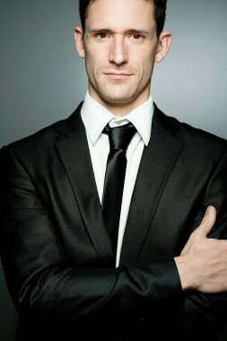 siyah elbiseli yakışıklı işadamı.