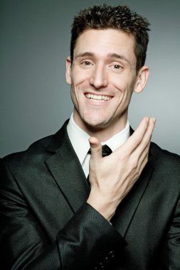 siyah elbiseli yakışıklı işadamı.