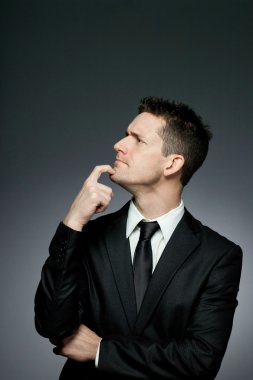 siyah elbiseli yakışıklı işadamı.