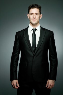 siyah elbiseli yakışıklı işadamı.