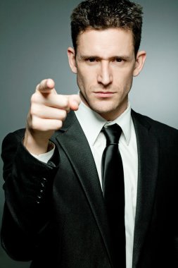 siyah elbiseli yakışıklı işadamı.