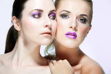 Güzel moda modelleri ile dolu makyaj.