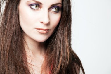 Güzel manken tam makyaj ile.