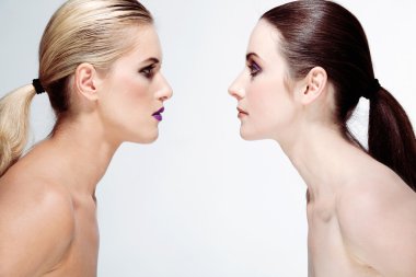 Güzel moda modelleri ile dolu makyaj.