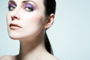 Güzel manken tam makyaj ile.