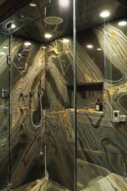 Yeşil granit duvarlı modern banyo.