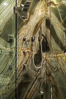 Yeşil granit duvarlı modern banyo.