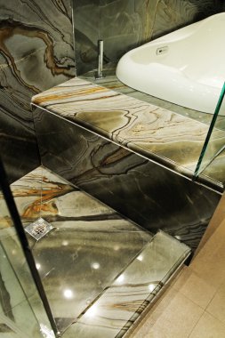 Yeşil granit duvarlı modern banyo.