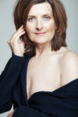 Siyah elbiseli mutlu orta yaşlı kadın.