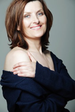 Siyah elbiseli mutlu orta yaşlı kadın.