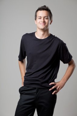 Yakışıklı adam siyah gömlek poz.