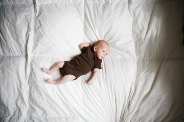 Yeni doğan çocuk üzerinde beyaz battaniye.