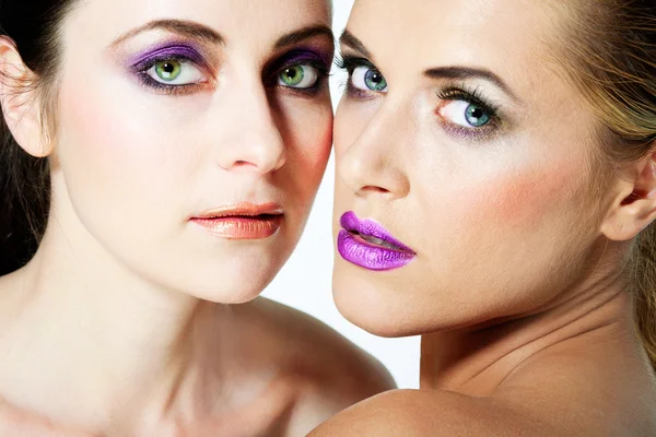 Hermosas modelos de moda con maquillaje completo . — Foto de Stock
