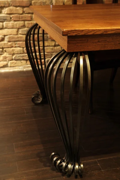 Detail dřevěné tabulky s kovovými nohami. — Stock fotografie