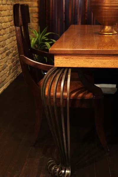 Detalhe da mesa de madeira com pernas de metal . — Fotografia de Stock