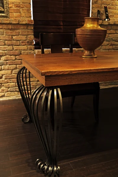 Detalhe da mesa de madeira com pernas de metal . — Fotografia de Stock