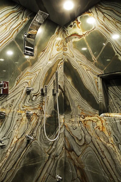 Yeşil granit duvarlı modern banyo.