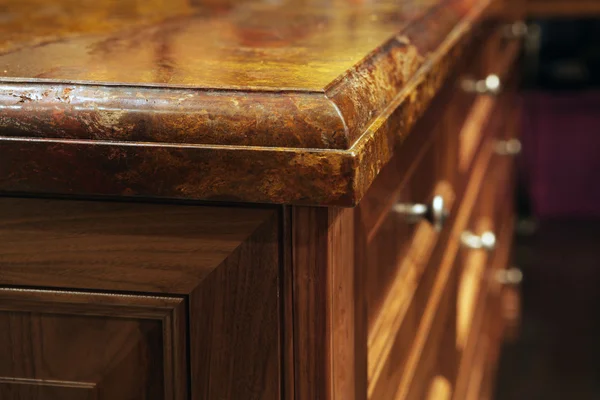 Detalle de encimeras de granito y muebles de cocina de madera . — Foto de Stock