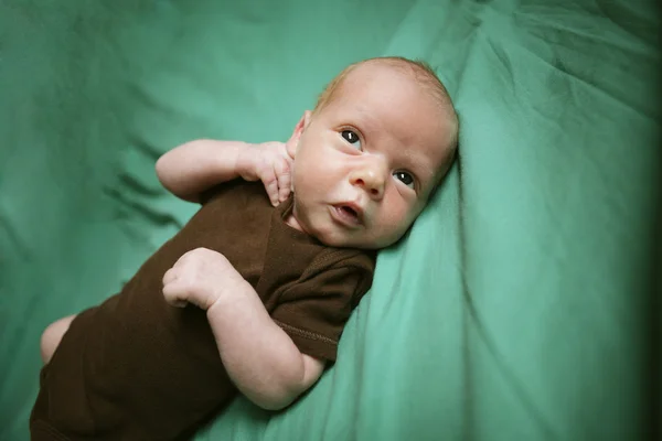 Niño recién nacido en manta verde . —  Fotos de Stock