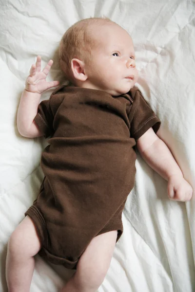 Niño recién nacido con manta blanca . — Foto de Stock