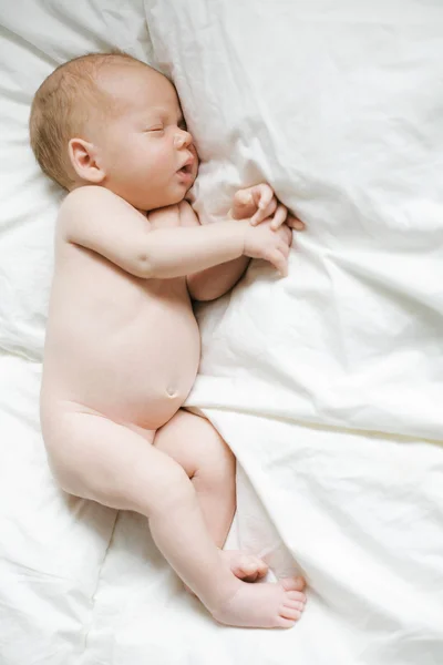 Новонароджена дитина на білій ковдрі . — стокове фото