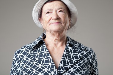 Üst düzey Bayan gri arka plan üzerinde poz.