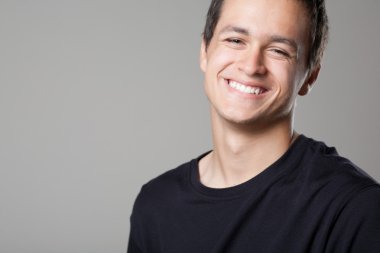 Yakışıklı adam siyah gömlek poz.