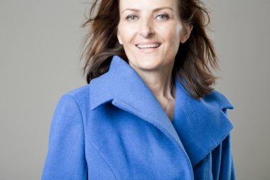 Mutlu kırk yaşında bir kadın Studio 