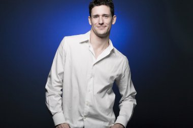 Mutlu genç iş adamı beyaz gömlek.