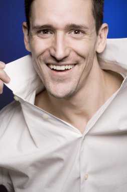 Mutlu genç iş adamı beyaz gömlek.