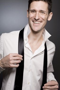 Mutlu genç iş adamı beyaz gömlek.