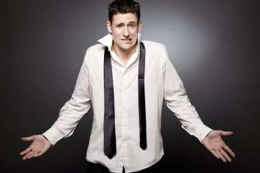 Beyaz gömlekli sürpriz genç işadamı.