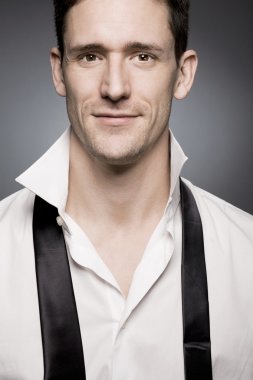 Beyaz gömlekli yakışıklı genç işadamı.